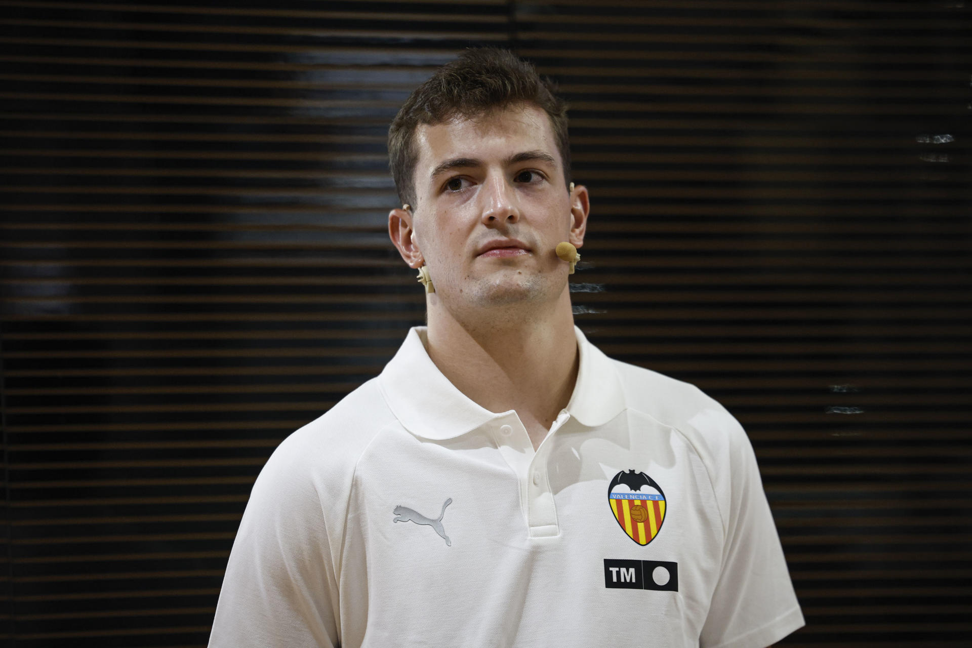El Valencia CF presenta al portero Julen Agirrezabala, cedido por el Athletic por una temporada con opción de compra no obligatoria. EFE/Biel Aliño

