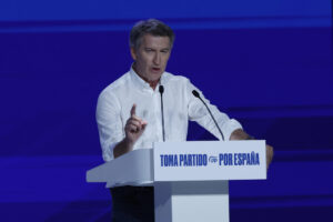 El presidente del PP, Alberto Núñez Feijóo, interviene durante la segunda jornada del Congreso del PP, en la que se aprobarán las dos ponencias, la hoja de ruta del partido de cara a la conquista de La Moncloa. EFE/ J.J. Guillén