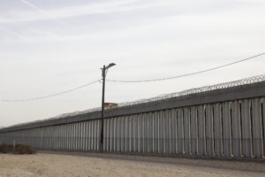 Un muro bordea la frontera entre Estados Unidos y México en San Diego, California, EE.UU., el 22 de enero de 2025. EFE/EPA/Caroline Brehman
