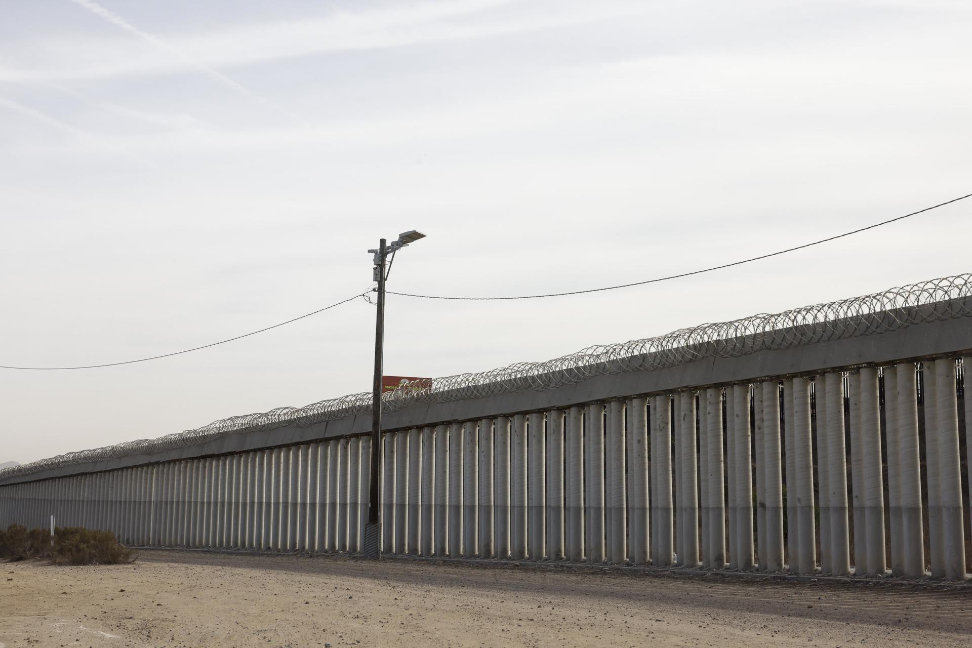 Un muro bordea la frontera entre Estados Unidos y México en San Diego, California, EE.UU., el 22 de enero de 2025. EFE/EPA/Caroline Brehman
