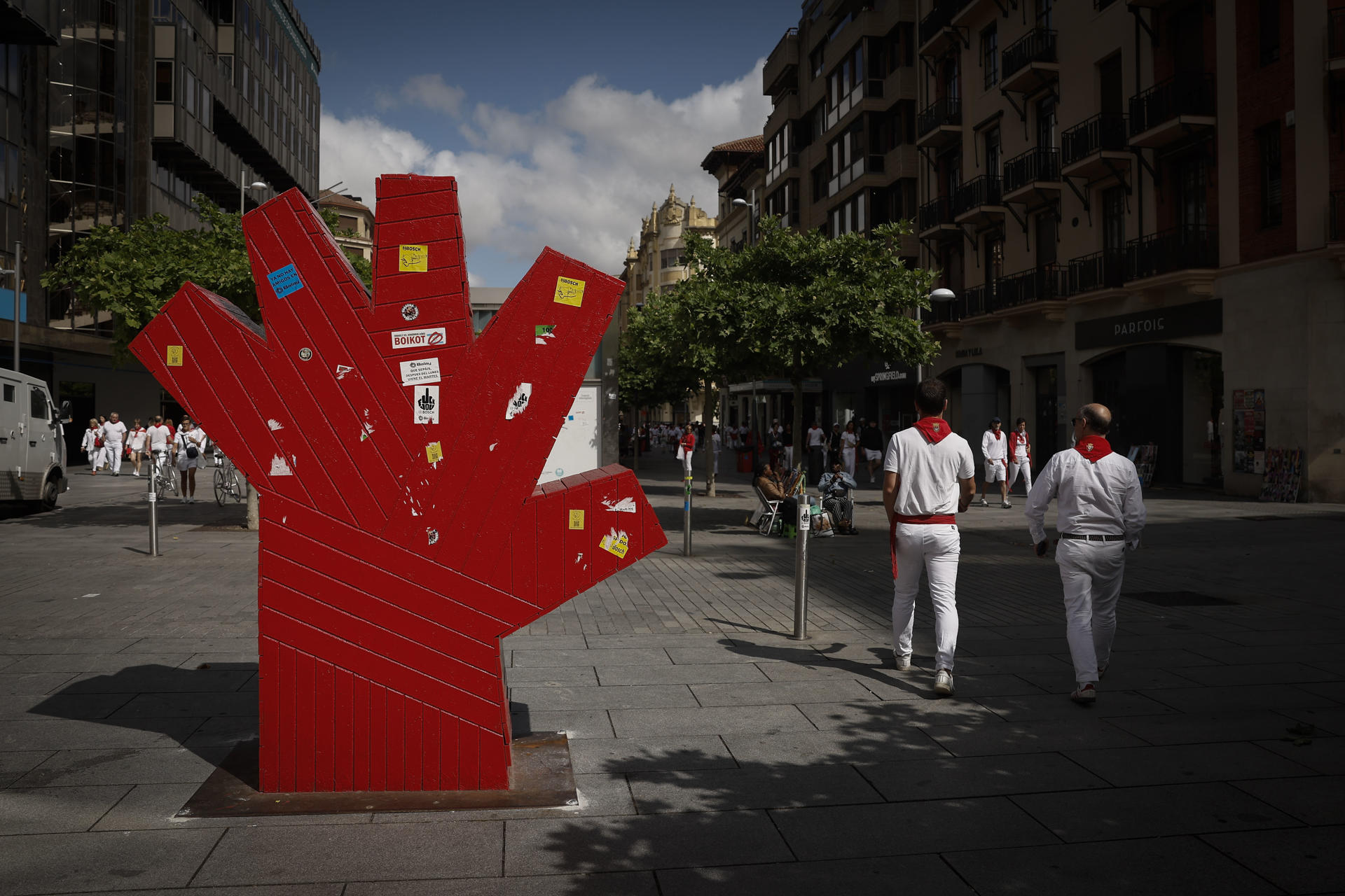 Cada mes de julio, Pamplona se convierte en el epicentro festivo internacional con la llegada de los Sanfermines, una celebración mundialmente conocida por su intensidad, pero también marcada desde hace años por la lucha contra las agresiones sexistas. ¿Es la capital navarra una ciudad referente en esta materia o arrastra aún la imagen de impunidad? Según datos facilitados a EFE por el portavoz de la Policía Foral, Mikel Santamaría, el año pasado se registraron 24 denuncias por agresiones sexuales durante las fiestas. El trabajo policial funciona, subraya, al apuntar que en 23 de esos casos se practicaron detenciones. Aun así, reconoce que "desgraciadamente, hay personas que siguen asociando San Fermín con 'la Manada' (violación grupal cometida durante las fiestas de 2016), como si fuese una ciudad sin ley". EFE/ Villar López