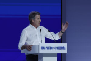 El presidente del PP, Alberto Núñez Feijóo, interviene durante la segunda jornada del Congreso del PP, en la que se aprobarán las dos ponencias, la hoja de ruta del partido de cara a la conquista de La Moncloa. EFE/ J.J. Guillén