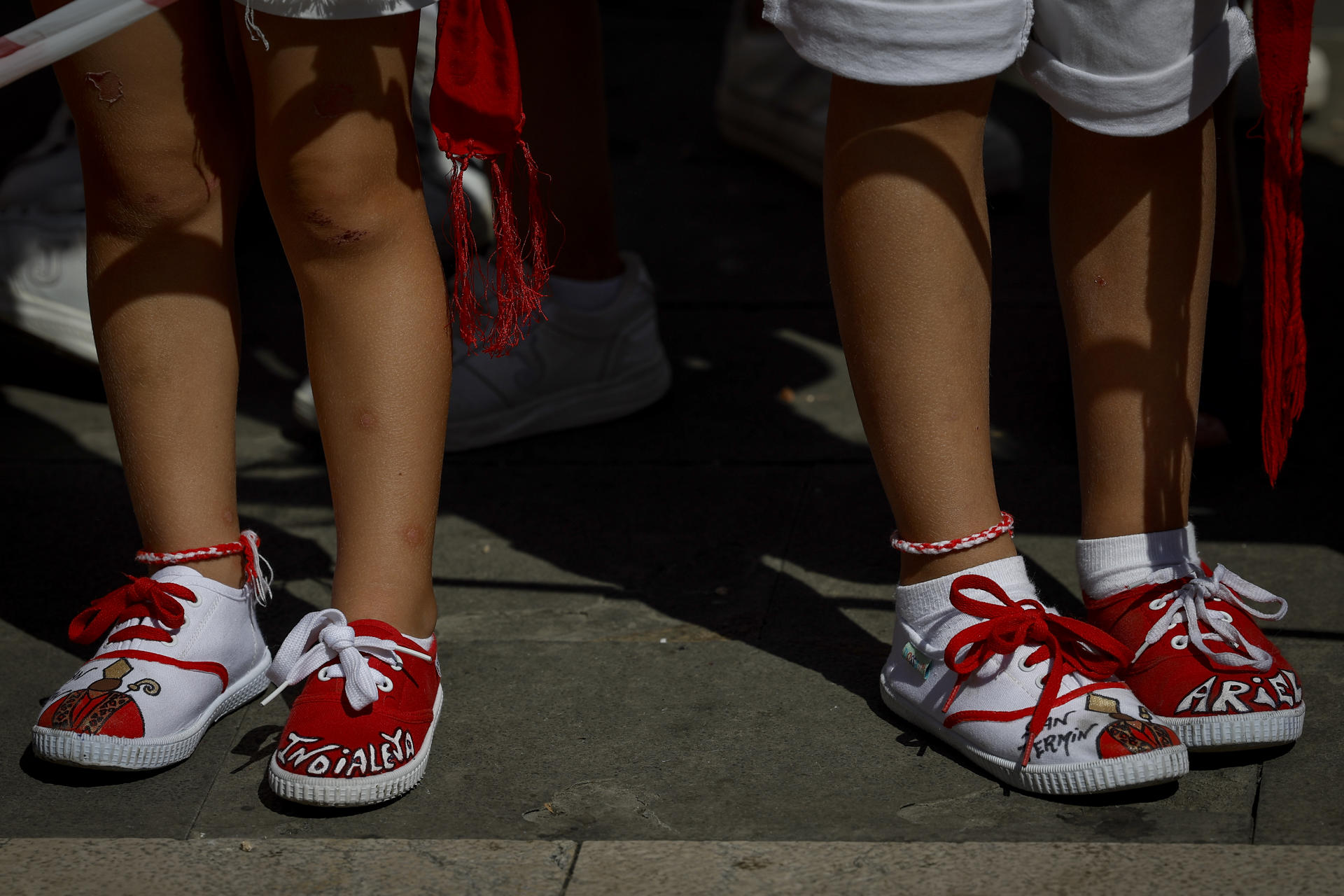 Los Sanfermines llegan al ecuador de las fiestas con una jornada dedicada a los más pequeños que han honrado a San Fermín en una ofrenda floral multitudiaria y que ha comenzado con un veloz encierro con toros de Victoriano del Río. EFE/ Villar López