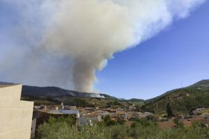 Reunión del Centro de Coordinación Operativo Integrado (CECOP) para abordar la situación del incendio activo en la zona de Caminomorisco, en Las Hurdes, con los consejeros de Gestión Forestal, Ignacio Higuero (4d) y de Presidencia e Interior, Abel Bautista (3i), al frente. EFE/Eduardo Palomo