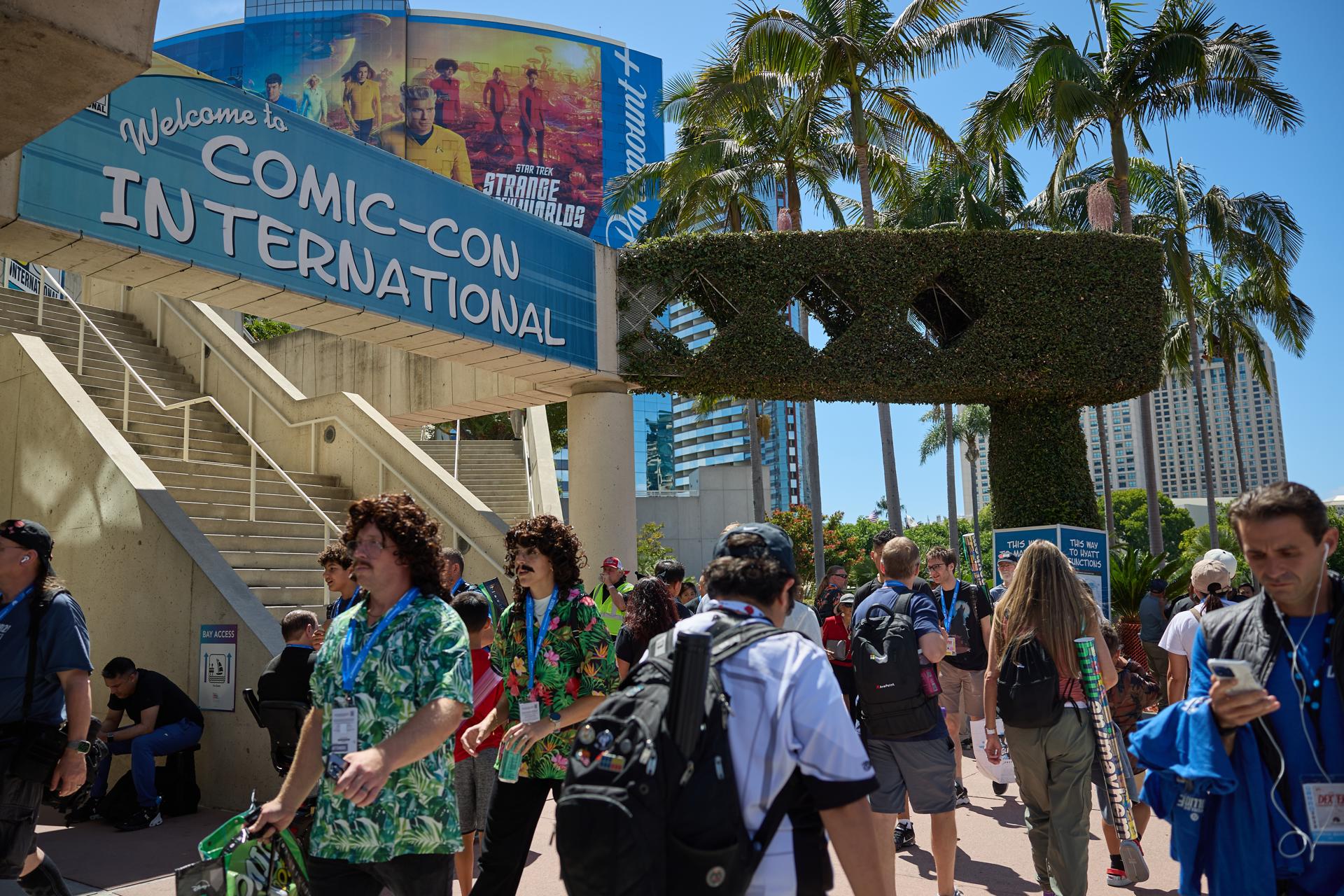 Personas llegan a la Comic-Con Internacional en San Diego, California, EE.UU. EFE/EPA/ALLISON DINNER