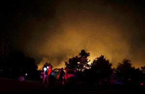 Fotografía de archivo de un incendio forestal en una aldea cerca de Sofia, en Bulgaria, el pasado 22 de julio. EFE/EPA/VASSIL DONEV