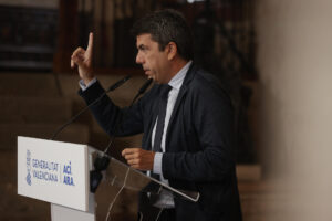El president de la Generalitat, Carlos Mazón, asiste a la presentación de la nueva carpeta ciudadana del Plan Simplifica de la Generalitat. EFE/Manuel Bruque