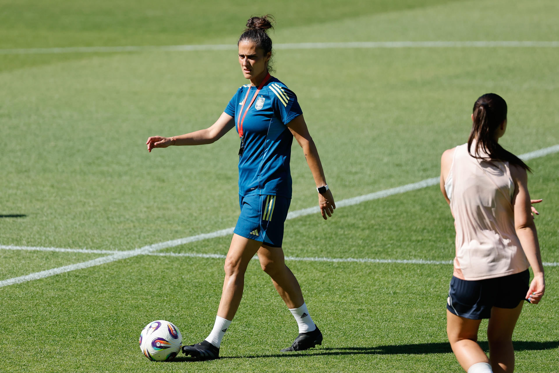 La seleccionadora española, Montse Tomé, dirige un entrenamiento este miércoles en Berna (Suiza), previo al primer partido de grupos que disputan las españolas mañana ante Portugal en el marco de la Eurocopa Femenina 2025. EFE/ Ana Escobar

