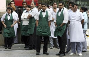 Imagen de archivo de trabajadores de un restaurante. EFE/Andreu Dalmau