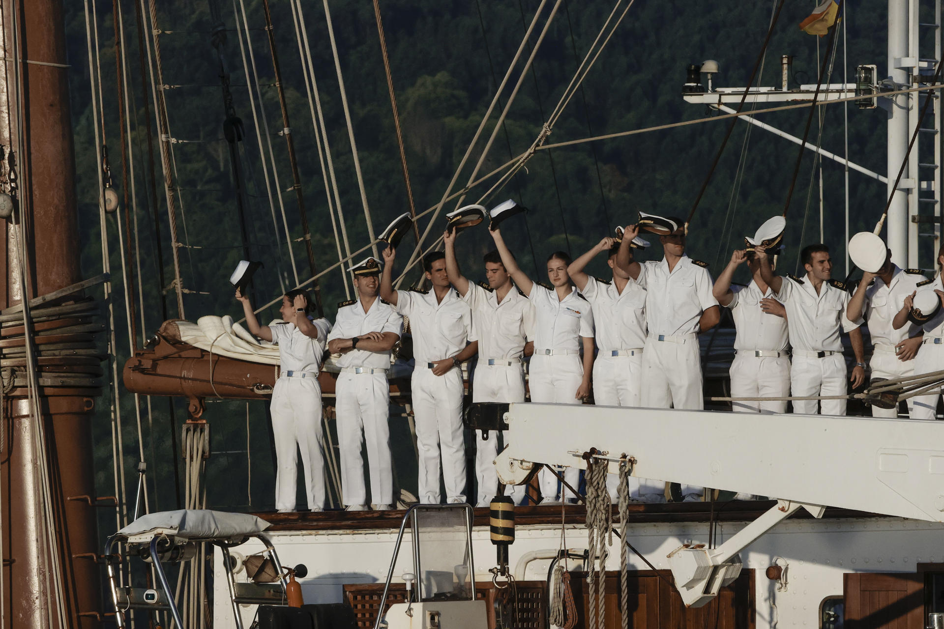 El buque escuela Juan Sebastián de Elcano, con la princesa Leonor (c) abordo, recala este miércoles en el puerto de Ferrol, penúltima parada del buque en Galicia donde la princesa finalizará su crucero de instrucción que inició el pasado enero. EFE/ Kiko Delgado