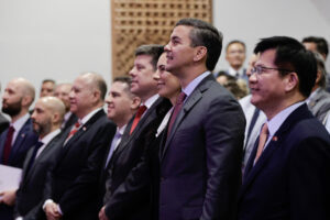 El canciller de Taiwán, Lin Chia-lung (d), y el presidente de Paraguay, Santiago Peña (2d), asisten al Foro de Inversiones Paraguay-Taiwan este lunes, en Asunción (Paraguay). EFE/ Juan Pablo Pino