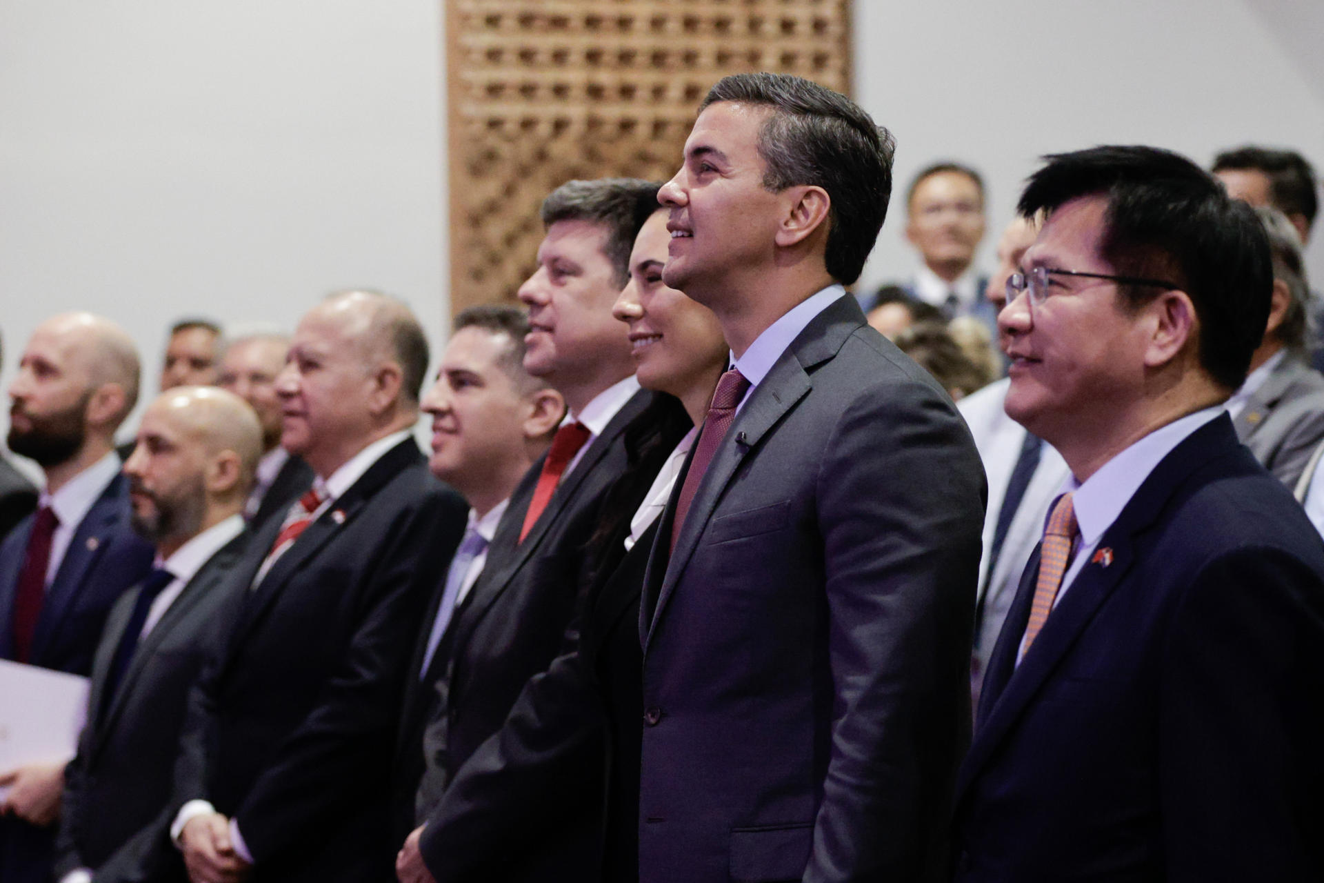 El canciller de Taiwán, Lin Chia-lung (d), y el presidente de Paraguay, Santiago Peña (2d), asisten al Foro de Inversiones Paraguay-Taiwan este lunes, en Asunción (Paraguay). EFE/ Juan Pablo Pino