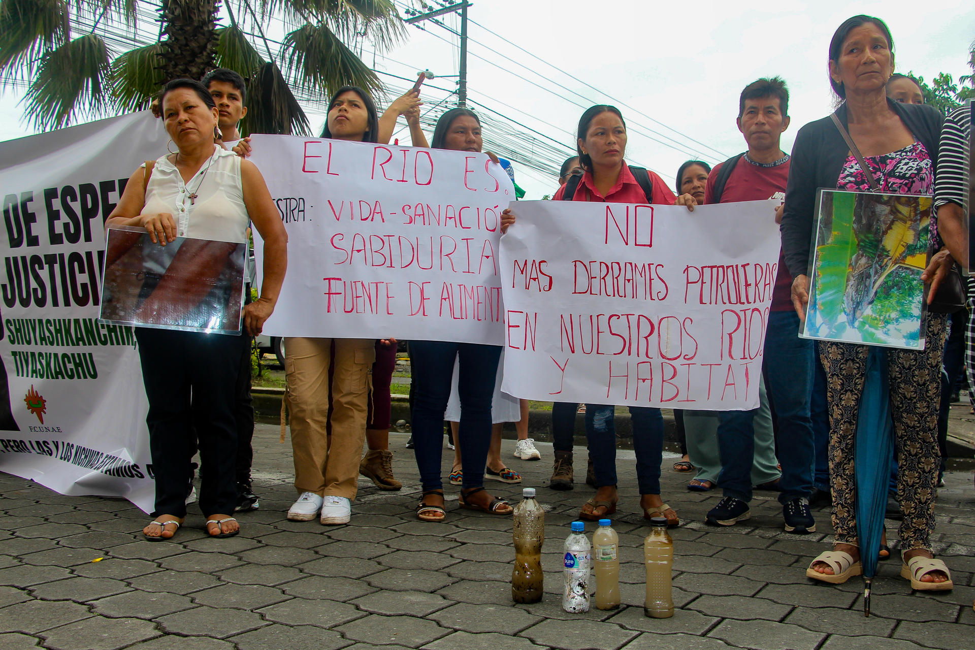Integrantes de comunidades indígenas de la Amazonía ecuatoriana participan en una protesta este lunes, en El Coca (Ecuador). EFE/ Iván Izurieta