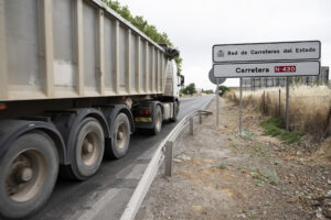 Imagen de archivo del estado del firme de la carretera N-430. EFE/Jesús Monroy