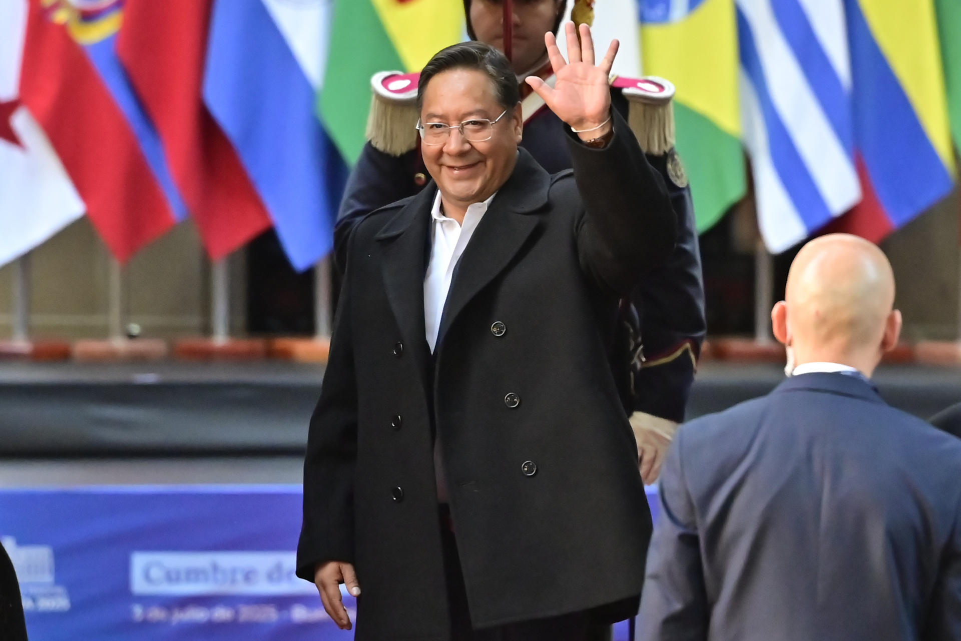 El presidente de Bolivia, Luis Arce, saluda a su llegada a la cumbre del Mercosur este 3 de julio de 2025, en Buenos Aires (Argentina). EFE/Matias Martín Campaya