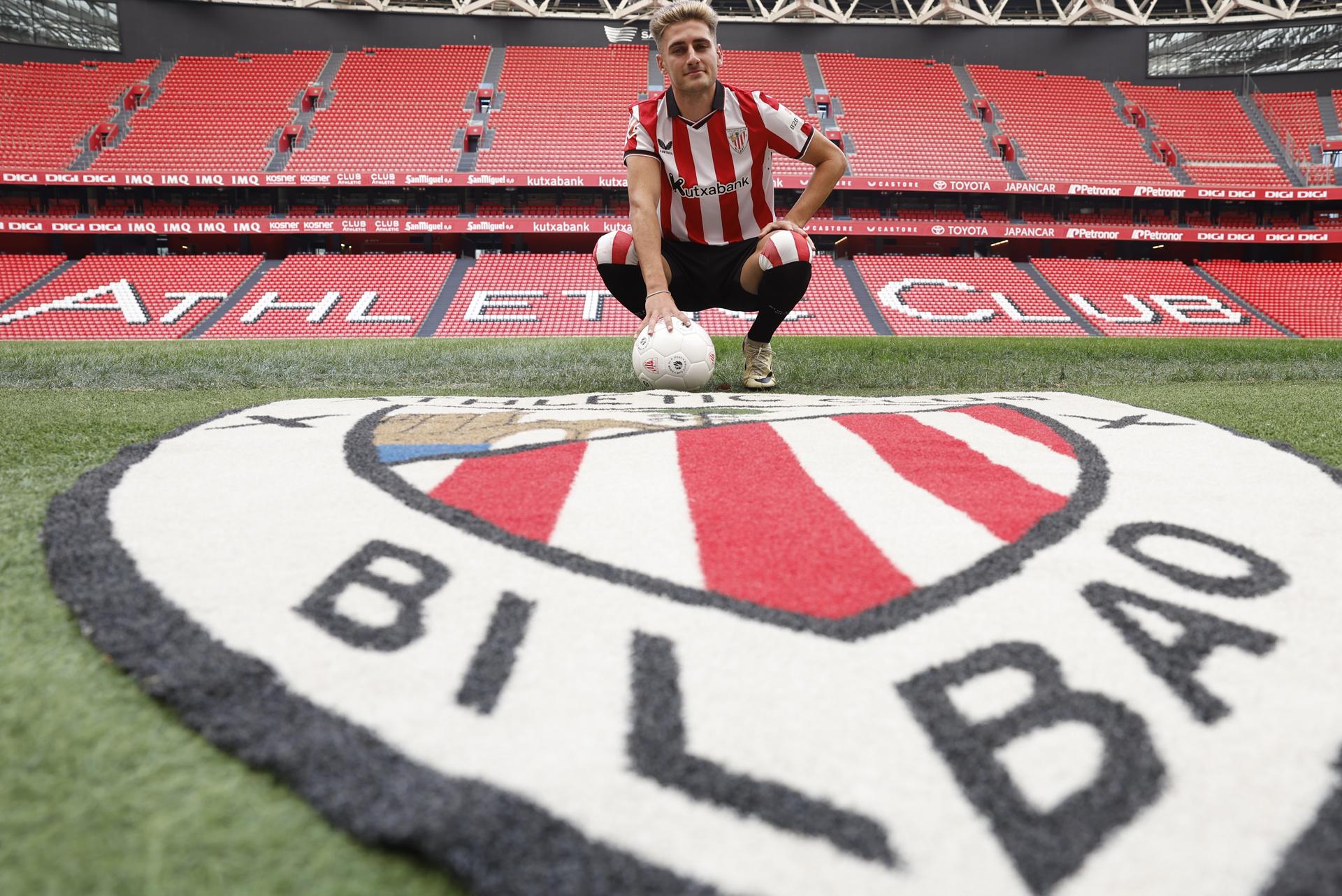 El Athletic de Bilbao ha presentado este jueves a su nuevo fichaje procedente del Mallorca, Robert Navarro, en un acto en el que han participado el presidente del club, Jon Uriarte, y el director de fútbol, Mikel González. EFE/ Miguel Toña