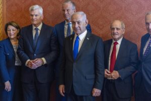 El primer ministro israelí, Benjamin Netanyahu (C), posa para una foto con la dirección bipartidista del Senado de EE.UU., incluyendo al líder de la mayoría del Senado, John Thune (3-I). EFE/EPA/SHAWN THEW