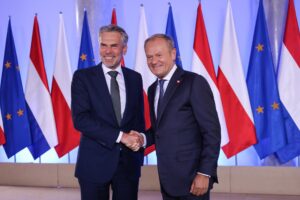 El primer ministro de los Países Bajos, Dick Schoof (I) y el primer ministro polaco, Donald Tusk (D), se dan la mano antes de su reunión en la Cancillería del Primer Ministro en Varsovia, Polonia, el 7 de julio de 2025. (Países Bajos; Holanda, Polonia, Varsovia) EFE/EPA/Albert Zawada POLAND OUT