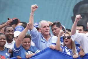 El candidato presidencial por el Partido Nacional, Nasry Asfura, reacciona durante una manifestación este domingo, en Tegucigalpa (Honduras). EFE/ Gustavo Amador