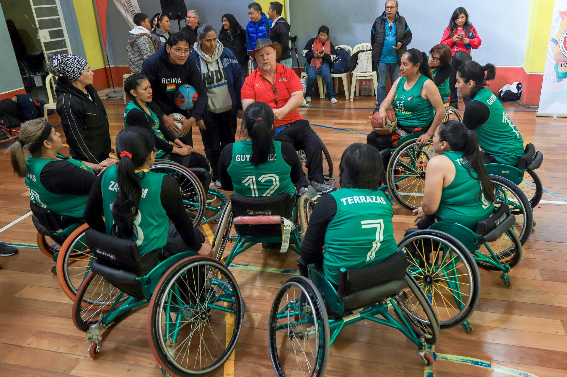 Integrantes de la selección femenina boliviana de baloncesto adaptado, fueron captadas el pasado 28 de junio, durante una sesión de entrenamiento, en La Paz (Bolivia). EFE/Gabriel Márquez