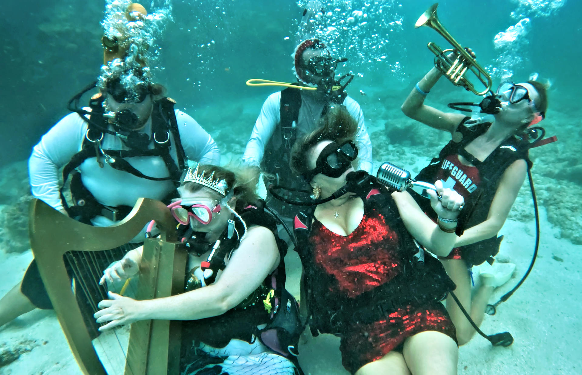Fotografía cedida donde aparece un grupo de buzos durante el Festival de Música Subacuática este 12 de julio de 2025, en el arrecife de Cayo Looe en Florida (EE.UU.). EFE/Frazier Nivens/Oficina de Noticias de los Cayos de Florida