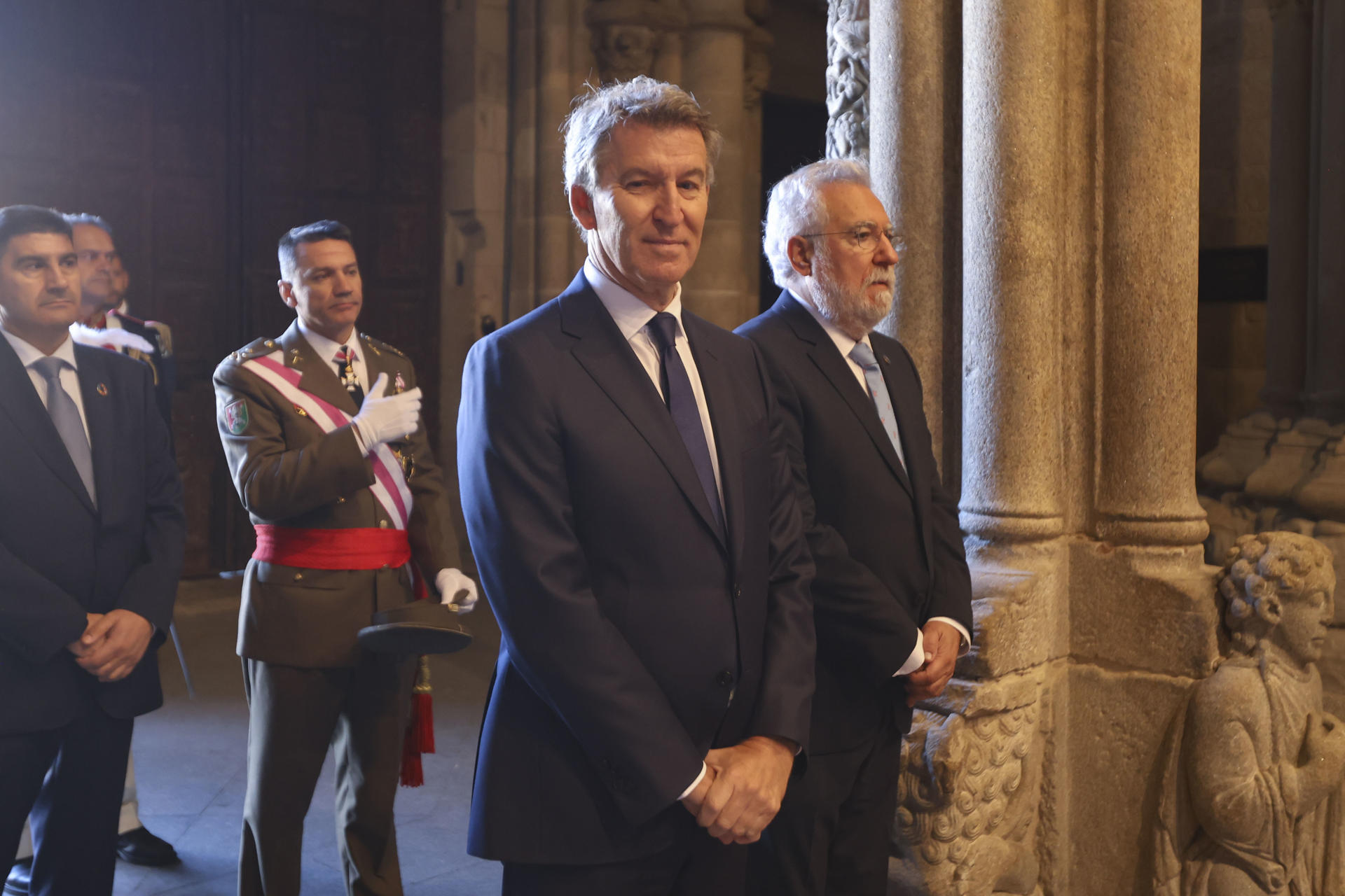 El presidente del Partido Popular, Alberto Núñez-Feijóo, asiste a la ofrenda al Apóstol que se celebra cada 25 de julio desde que fue instaurada por Felipe IV en 1643. EFE/ Xoan Rey
