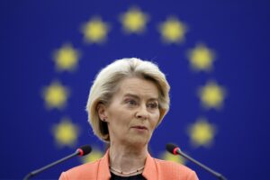 Estrasburgo (Francia), 7 jul (EFE).- La presidenta de la Comisión Europea (CE), Ursula von der Leyen, acusó este lunes de mentir y ser extremistas a los promotores de la moción de censura en su contra y urgió a los grupos proeuropeos del Parlamento Europeo a mantenerse unidos aunque "no siempre estén de acuerdo" entre sí y con Bruselas. EFE/EPA/GUILLAUME HORCAJUELO
