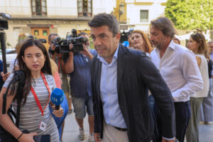 El presidente de la Comunidad Valenciana, Carlos Mazón, llega este miércoles al Palau de la Generalitat. EFE/ Kai Forsterling