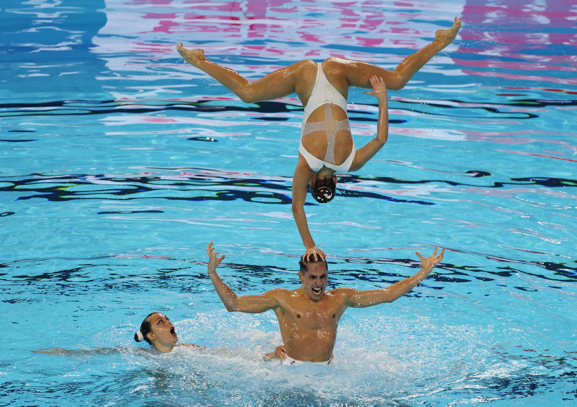 El conjunto español logró la medalla de bronce en la final de la rutina acrobática por equipos, este viernes, en los Mundiales de Singapur, donde la natación artística española ha cerrado su actuación con un total de nueve medallas. EFE/FAZRY ISMAIL
