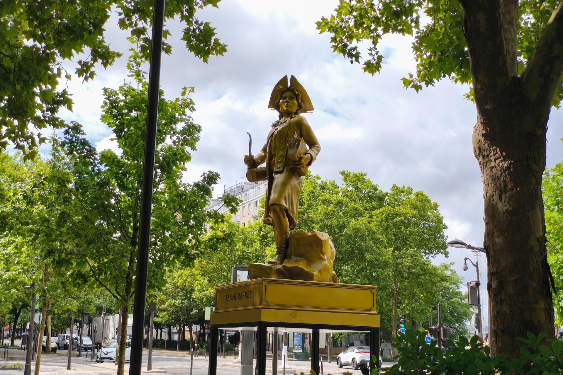 París conmemora el aniversario de los Juegos Olímpicos de 2024 sacando a la calle las estatuas doradas de mujeres ilustres como Simone de Beauvoir, Olympe de Gouges, Simone Veil o Alice Milliat, que fueron protagonistas de la ceremonia inaugural vista por cerca de 5.000 millones de personas en todo el mundo. EFE/ Isabel Rodríguez Ramiro