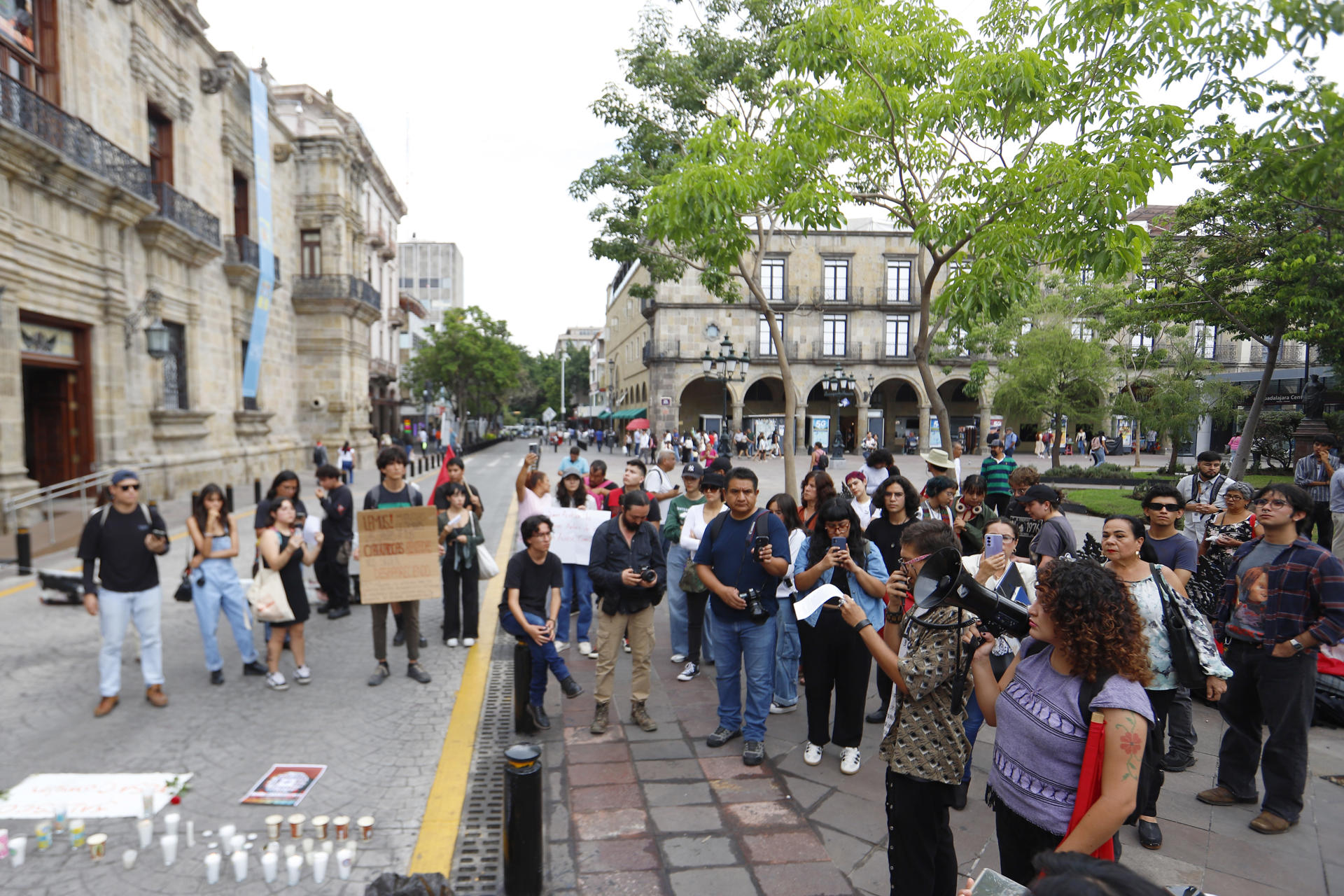 Estudiantes se manifiestan tras los hallazgos de una fosa clandestina con restos humanos, en las afueras del Palacio de Gobierno de Jalisco este martes, en Guadalajara (México). EFE/ Francisco Guasco