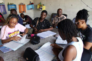 Inmigrantes haitianos toman clases de español este lunes, en Tapachula (México). EFE/ Juan Manuel Blanco