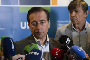 El ministro de Asuntos Exteriores, Unión Europea y Cooperación, José Manuel Albares, atiende a los medios en el palacio de la Magdalena de Santander donde se celebra el curso 'España en el mundo 2025'. EFE/Pedro Puente Hoyos