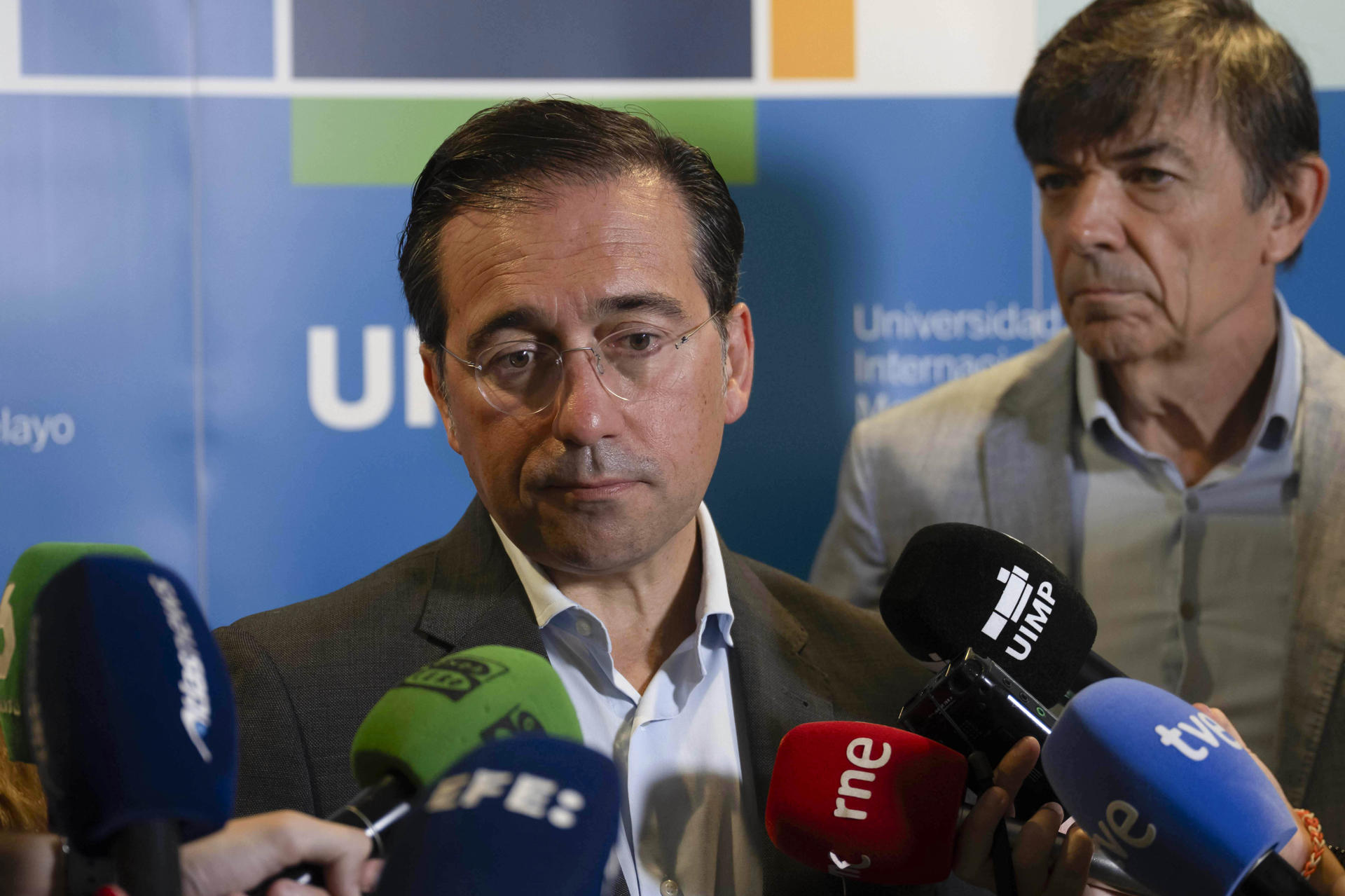 El ministro de Asuntos Exteriores, Unión Europea y Cooperación, José Manuel Albares, atiende a los medios en el palacio de la Magdalena de Santander donde se celebra el curso 'España en el mundo 2025'. EFE/Pedro Puente Hoyos