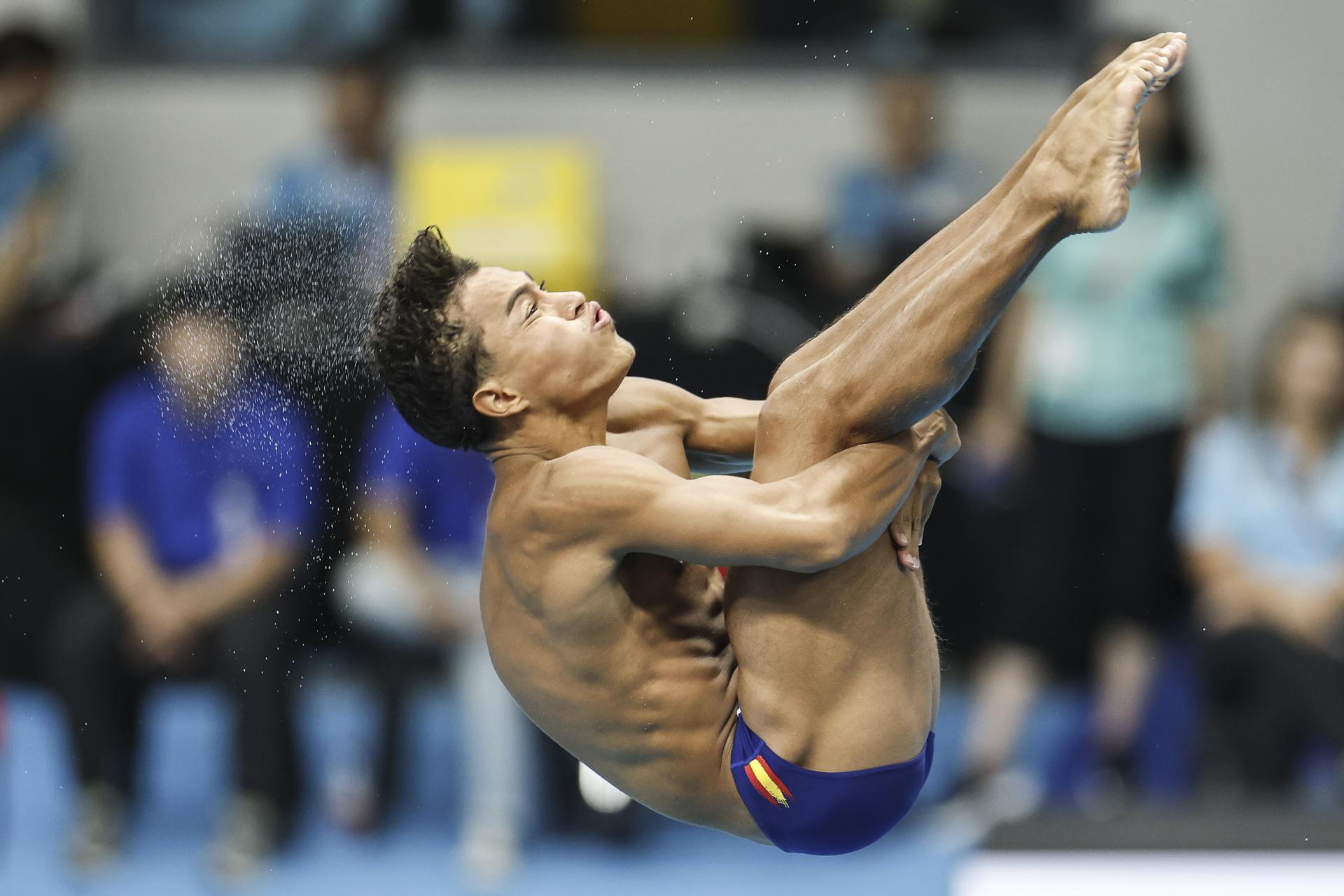 El español Juan Pablo Cortés ejecuta un salto en la final de equipos mixtos de los Mundiales de Singapur. EFE/EPA/RUNGROJ YONGRIT
