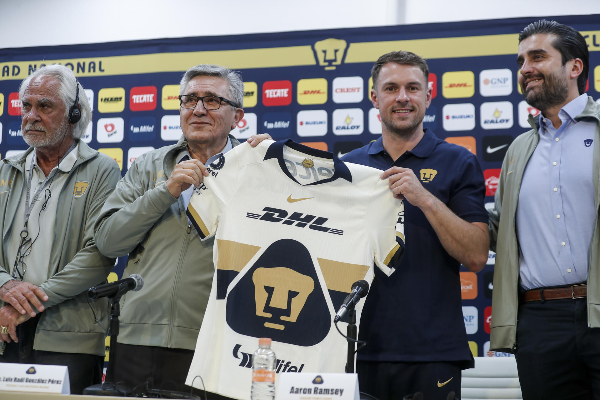 El vicepresidente deportivo del Club Universidad Nacional, Miguel Mejía Barón; el presidente del Club Universidad Nacional, Luis Raúl González Pérez; el futbolista galés Aaron Ramsey; y el director de estrategia deportiva, Eduardo Saracho Sánchez, posan durante una rueda de prensa este jueves durante su presentación como refuerzo del Club Universidad, en la Ciudad de México (México). EFE/ Isaac Esquivel