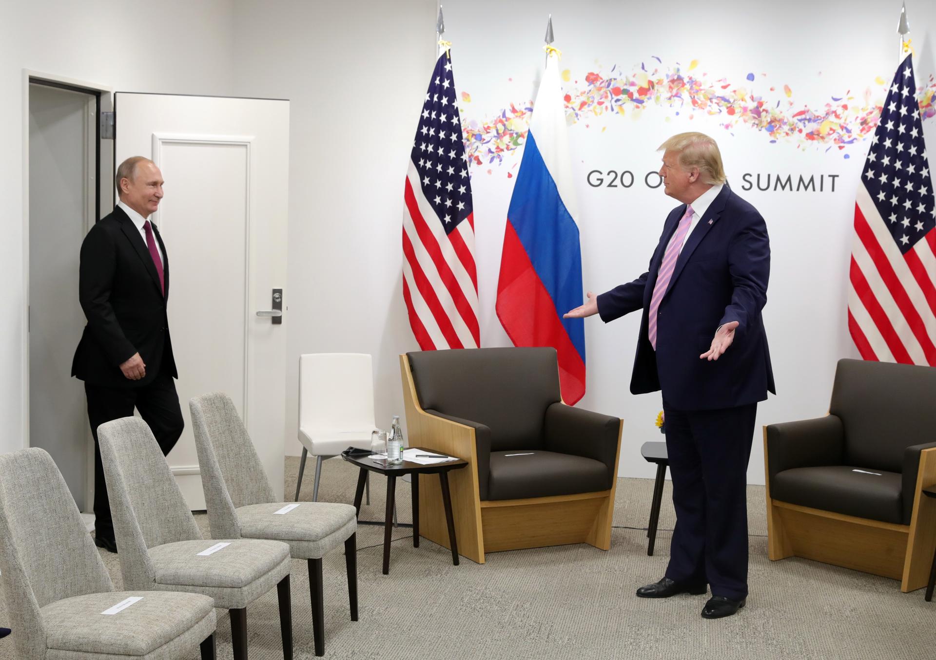 Foto archivo. El presidente ruso, Vladimir Putin (i), se reúne con el presidente de os Estados Unidos, Donald Trump (d). EFE/ Michael Klimentyev/sputnik/kremlin Pool CRÉDITO OBLIGATORIO[CRÉDITO OBLIGATORIO]
