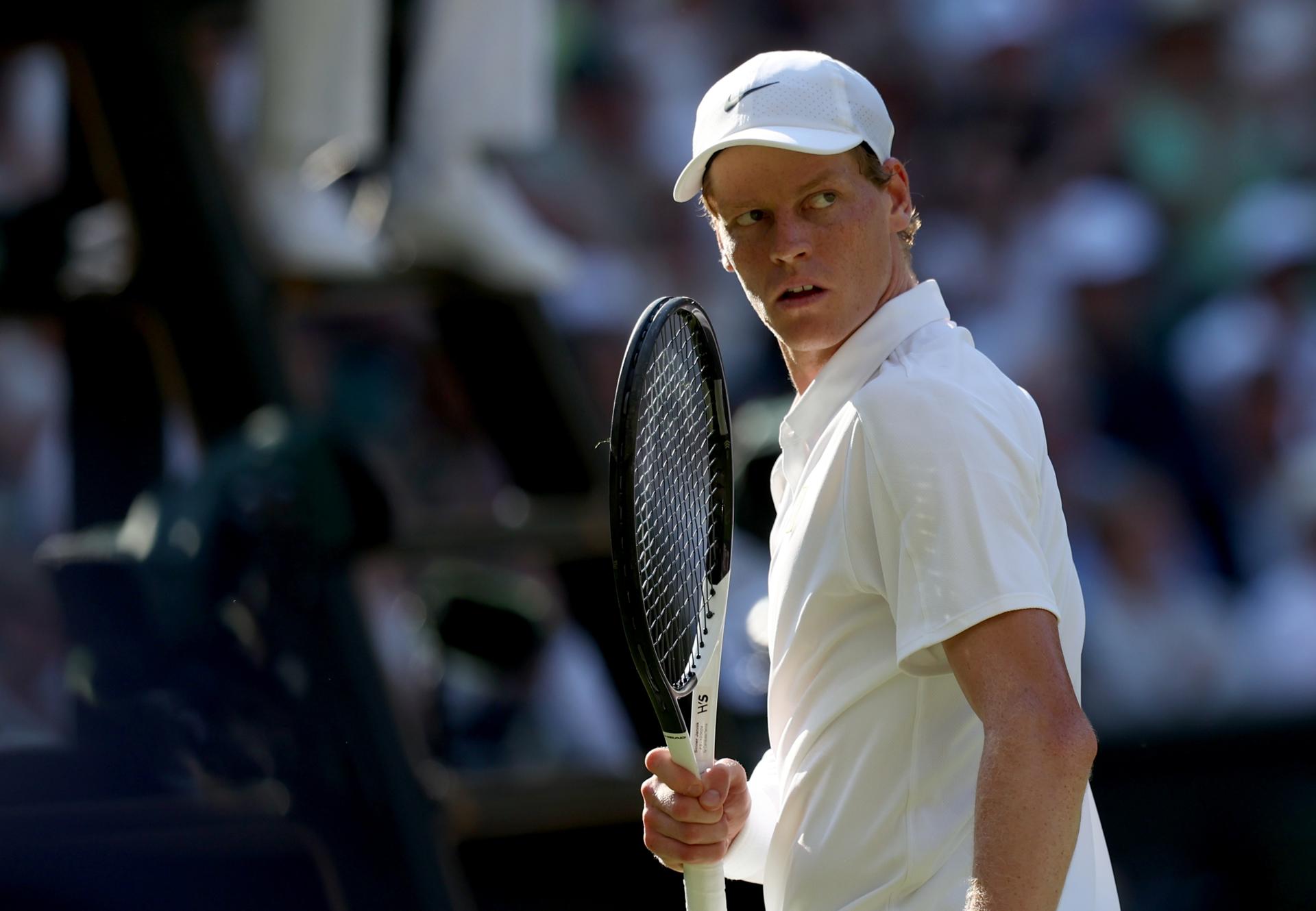 El tenista italiano Jannik Sinner durante la segunda semifinal de Wimbledon que ha jugado contra Novak Djokovic en Wimbledon, Reino Unido. EFE/EPA/NEIL HALL
