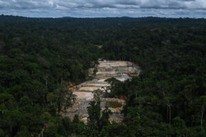 Fotografía de archivo de una zona donde se realiza minería ilegal. EFE/ Andre Borges