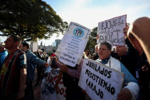 Personas participan en una protesta de jubilados este miércoles, en Buenos Aires (Argentina). Juan Ignacio Roncoroni