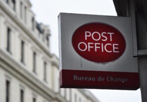 Imagen de archivo del cartel de una oficina de correos en Londres, Reino Unido. EFE/Andy Rain