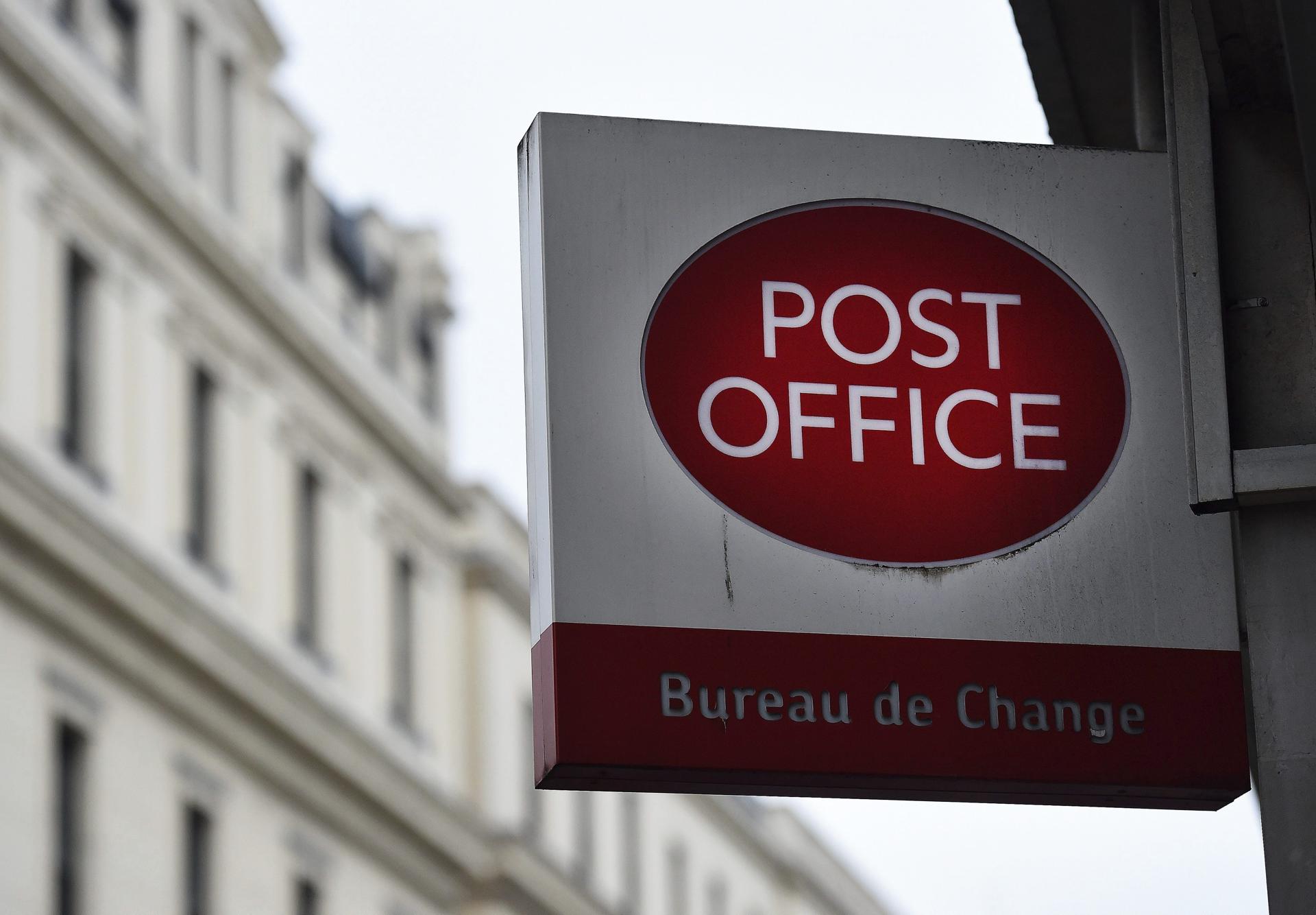 Imagen de archivo del cartel de una oficina de correos en Londres, Reino Unido. EFE/Andy Rain