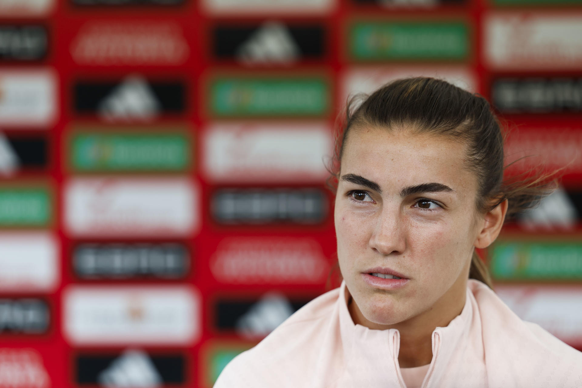 La jugadora de la selección española, Patri Guijarro, durante la rueda de prensa que ha ofrecido hoy jueves en Lausana, previa a la final que disputan el próximo domingo frente a Inglaterra. EFE / Ana Escobar.
