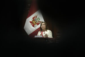 La presidenta de Perú, Dina Boluarte, habla en el Congreso este lunes en Lima (Perú). EFE/ John Reyes