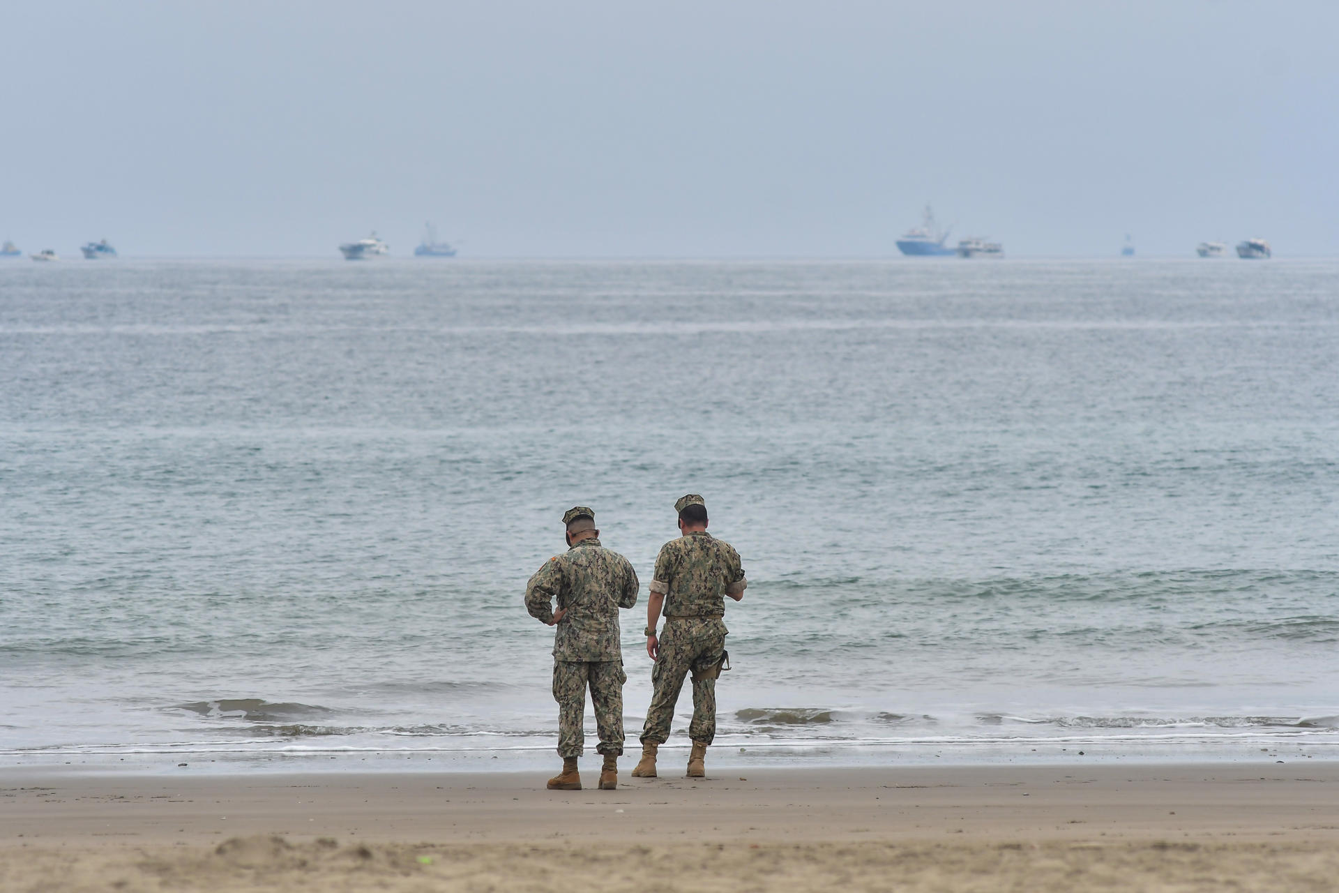 Integrantes de la Armada de Ecuador vigilan la playa El Murciélago este miércoles 30 de julio de 2025 en Manta. EFE/ Ariel Ochoa
