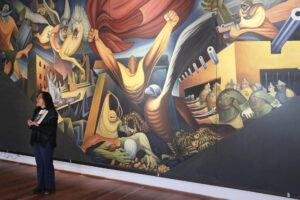 La directora del Museo Nacional de Arte de Bolivia (MNA), Claribel Arandia, habla en la exposición del artista plástico Miguel Alandia Pantoja este 22 de julio de 2025, en La Paz (Bolivia). EFE/ Luis Gandarillas
