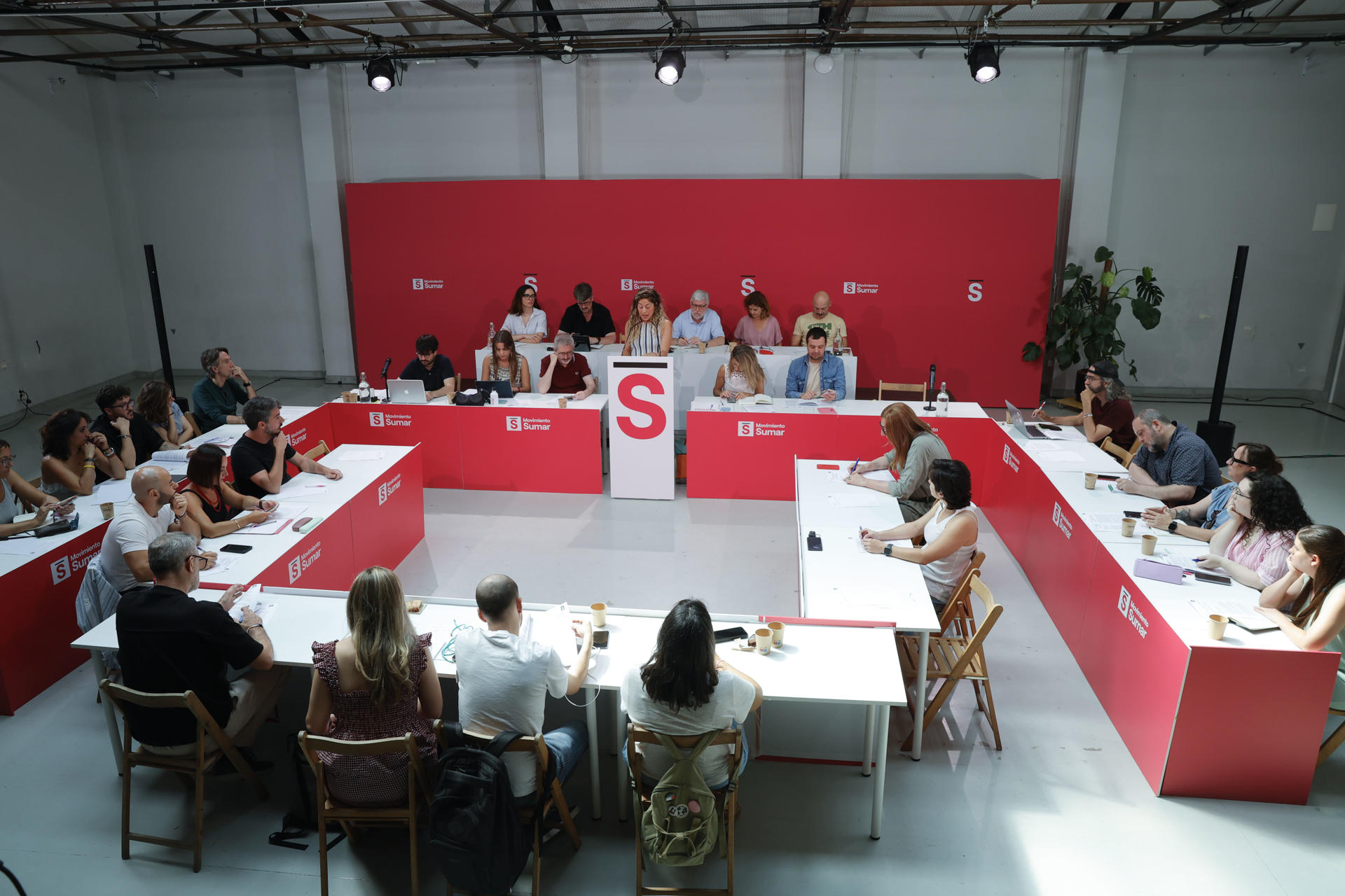 La coordinadora de SUMAR, Lara Hernández durante la reunión del grupo coordinador de Movimiento Sumar, el máximo órgano de dirección política del partido de la vicepresidenta segunda del Gobierno, Yolanda Díaz, para analizar la situación política tras el caso Cerdán que afecta al PSOE, este sábado en Madrid. EFE/ Zipi Aragon