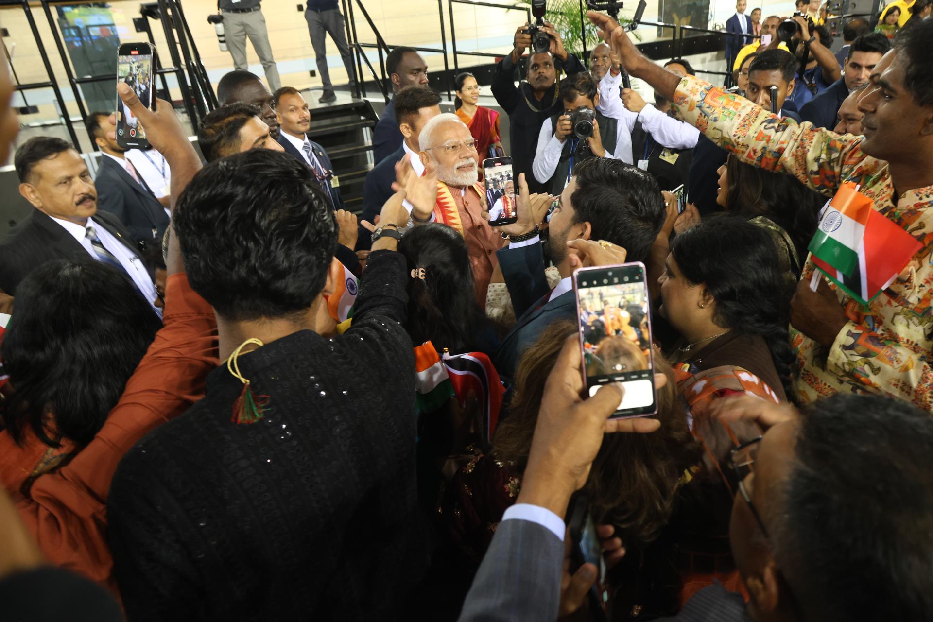 El primer ministro de la India, Narendra Modi (c), al atender a la prensa este jueves, 3 de julio, tras una reunión con la diáspora india, en Couva (Trinidad y Tobago). EFE/Karla Ramoo
