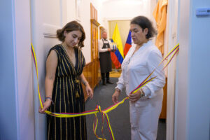 Fotografía cedida este viernes, 4 de julio, por la Cancillería de Colombia en la que aparecen la saliente canciller colombiana, Laura Sarabia (i), y la embajadora de Colombia en República Checa, Solangel Ortiz Mejía (d), durante la inauguración de la sede diplomática colombiana en Praga. EFE/Cancillería de Colombia