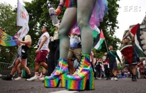 Participantes del desfile del Orgullo en Londres, celebrado este sábado. EFE/EPA/ANDY RAIN
